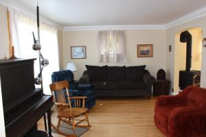 ein Wohnzimmer mit Sofa und Klavier in der Unterkunft Hawes Home in Antigonish