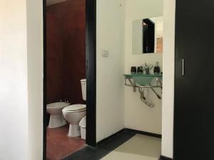 Et badeværelse på Alondra Apart + 32 billeder