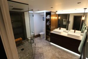 a bathroom with two sinks and a large mirror at 好丘。Hacho House in Yellowknife