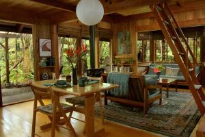 Posezení v ubytování Volcano Rainforest Retreat