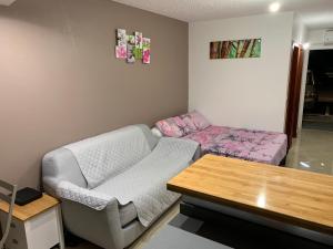 Oleskelutila majoituspaikassa Studio ds résidence sécurisée avec vue & accès à la mer .