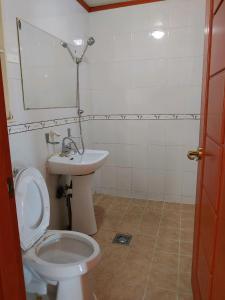 bagno con servizi igienici e lavandino di Gimhae Guest House a Gimhae