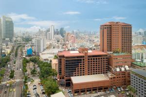 una vista aérea de una ciudad con edificios altos en The Emerald Hotel - SHA Extra Plus, en Bangkok