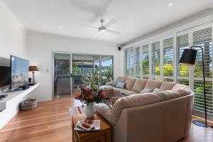 サンライズ・ビーチにあるBig Sky at Sunrise, Sunrise Beachのソファとテレビのあるリビングルーム