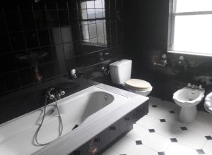 a bathroom with a tub and a toilet and a sink at Casa de Campo en Sardiñeiro de Arriba in Finisterre