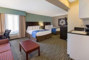 Katil atau katil-katil dalam bilik di Days Inn by Wyndham Petoskey +21 gambar