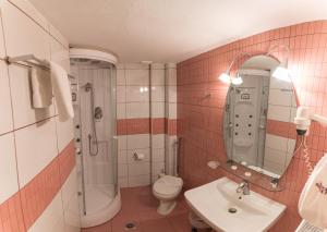 Koupelna v ubytování Krikonis Hotel