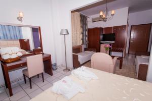 Postel nebo postele na pokoji v ubytování Krikonis Hotel