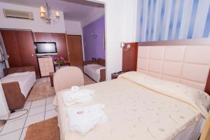 Postel nebo postele na pokoji v ubytování Krikonis Hotel