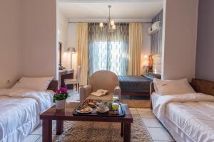 Postel nebo postele na pokoji v ubytování Krikonis Hotel