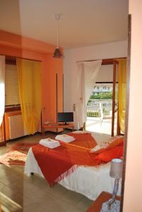 um quarto com uma cama grande e uma varanda em B&B Sol Y Mar em Formia