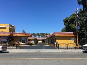 una calle vacía en un pueblo pequeño en Harris Motel, en Oakland