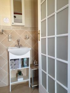 ein Bad mit einem Waschbecken und einem Spiegel in der Unterkunft The Garden Room in Buffelspoort