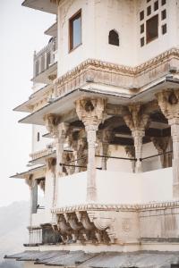 un antiguo edificio en la ciudad de Jaipur en RAAS Devigarh, en Udaipur
