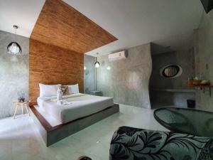Un pat sau paturi într-o cameră la Phumaihom Resort