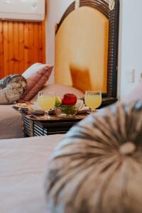 Postel nebo postele na pokoji v ubytování Krikonis Hotel