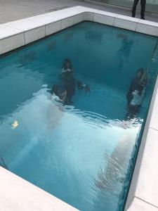 un gruppo di persone in piscina di 小さなお宿 乃むら a Kanazawa