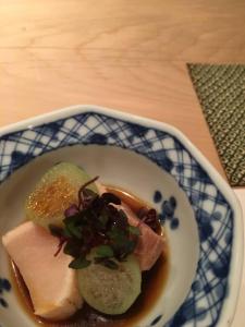 una ciotola di cibo con carne e sottaceti su un tavolo di 小さなお宿 乃むら a Kanazawa