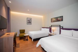 Postel nebo postele na pokoji v ubytování MPalace Hotel KL