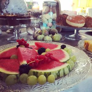 a plate of fruit on a table at Maison Fortune in Castelnuovo del Garda