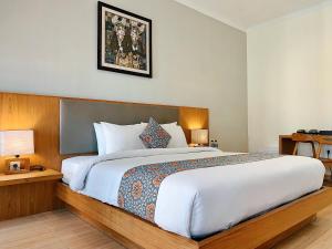 a bedroom with a large bed in a room at Perissos Echo Beach in Canggu