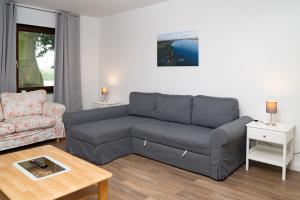 Landhaus Bea في Rabenkirchen-Faulück: غرفة معيشة مع أريكة وطاولة قهوة