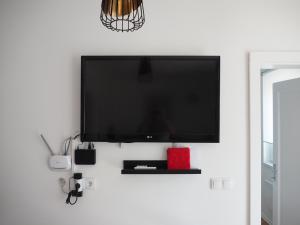 Televízia a/alebo spoločenská miestnosť v ubytovaní Friends & Family Apartmanok Velence