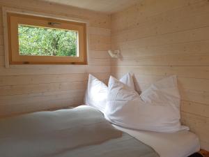 En eller flere senge i et værelse på Tiny House Steirermadl