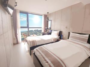 Postel nebo postele na pokoji v ubytování Hotel Stay Interview Jeju