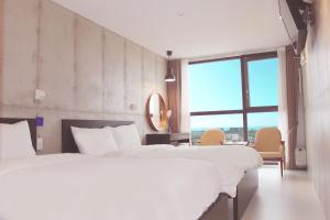 Postel nebo postele na pokoji v ubytování Hotel Stay Interview Jeju