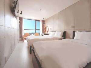 Postel nebo postele na pokoji v ubytování Hotel Stay Interview Jeju