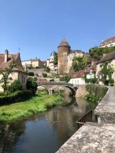 Galeriebild der Unterkunft Bâtisse du pont Pinard et son granit rose in Semur-en-Auxois