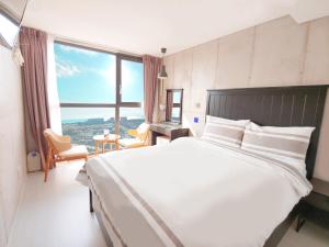 Postel nebo postele na pokoji v ubytování Hotel Stay Interview Jeju