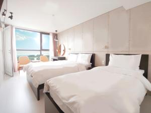 Postel nebo postele na pokoji v ubytování Hotel Stay Interview Jeju
