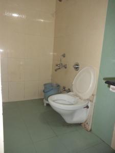 ein Badezimmer mit einem WC und einem Mülleimer in der Unterkunft Exotic Stay Near Shivaji Marg in Mount Ābu