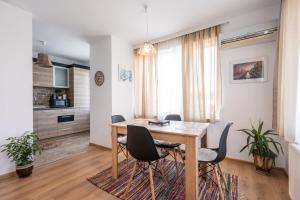 een keuken en eetkamer met een tafel en stoelen bij NC Apartment Ruse in Ruse