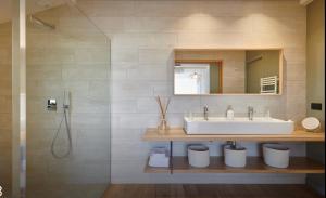 een badkamer met een wastafel en een spiegel bij Le Cabanon Bidart in Bidart