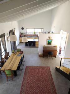 ein Wohnzimmer mit einem Tisch und einem Sofa in der Unterkunft Villa Bougainvillea in Ashalim