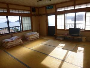 タカマス民宿的电视和/或娱乐中心