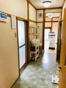 Ōtsuchiタカマス民宿的空房,设有带冰箱的厨房
