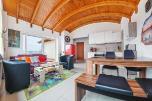 a kitchen and living room with a table and chairs at Apartamenty Sun & Snow Ostseeblick Willa Perla in Międzyzdroje