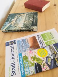 stolik z dwoma magazynami i książką w obiekcie Ferienwohnung Bergblick w mieście Bad Aibling