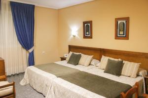 Postel nebo postele na pokoji v ubytování Hospedium Hotel Don Jose