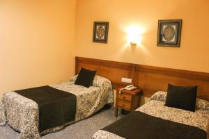 Postel nebo postele na pokoji v ubytování Hospedium Hotel Don Jose
