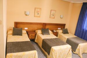 Postel nebo postele na pokoji v ubytování Hospedium Hotel Don Jose