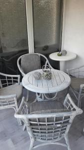 Biały stół i krzesła na ganku w obiekcie Ferienwohnung Wintergarten w mieście Bad Pyrmont