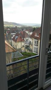 una vista de una ciudad desde un balcón en Ferienwohnung Wintergarten, en Bad Pyrmont