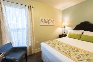 a hotel room with a bed and a window at Camas Boutique Hotel in Camas