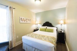 a hotel room with a bed and a window at Camas Boutique Hotel in Camas