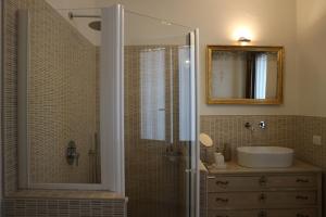 łazienka z prysznicem, umywalką i lustrem w obiekcie B&B Casa Elena Room and Apartments with parking w mieście Gargnano +36 zdjęć